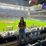 Pelin Uluksar Instagram - “Zaferin Rengi” filmimizdeki futbolcularımızın giydiği formayla Şükrü Saraçoğlu’ndaydık. Yaşa Fenerbahçe! 💙💛🧿