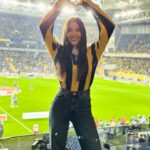 Pelin Uluksar Instagram - “Zaferin Rengi” filmimizdeki futbolcularımızın giydiği formayla Şükrü Saraçoğlu’ndaydık. Yaşa Fenerbahçe! 💙💛🧿