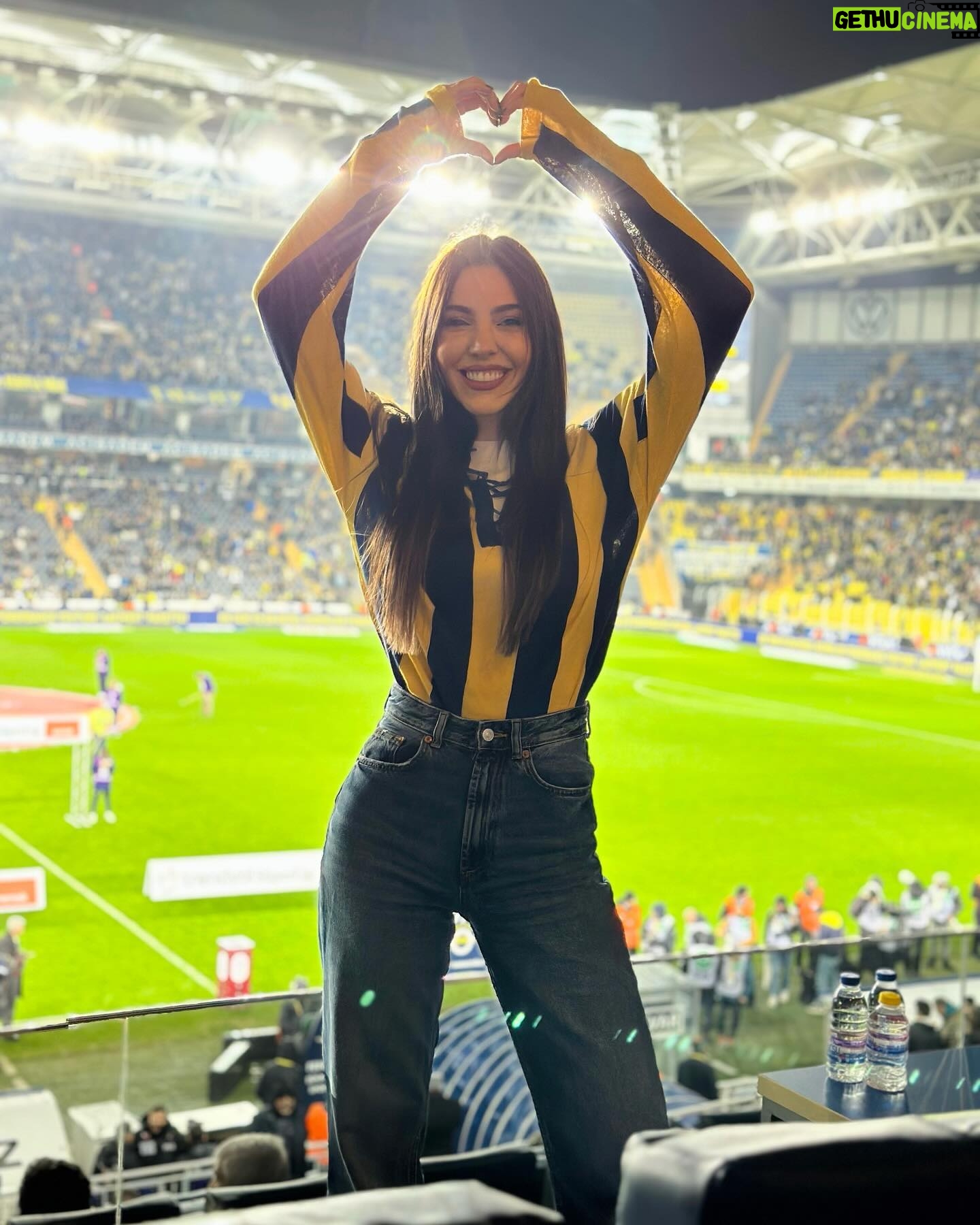 Pelin Uluksar Instagram - “Zaferin Rengi” filmimizdeki futbolcularımızın giydiği formayla Şükrü Saraçoğlu’ndaydık. Yaşa Fenerbahçe! 💙💛🧿