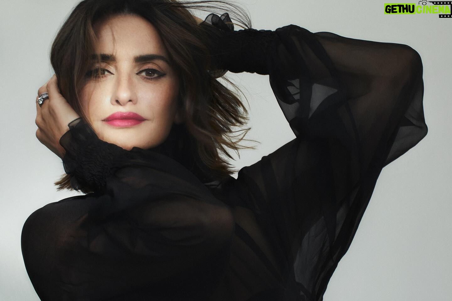 Penélope Cruz Instagram - @elle_spain @lancomeofficial @xavigordo @pabloidbeauty