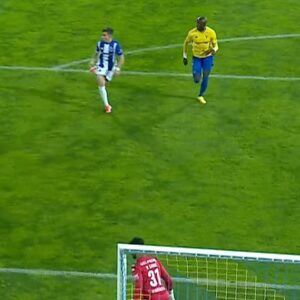 Pepe Instagram - Apesar de acharmos enquanto grupo de trabalho que na maioria das vezes o segredo para continuar está em remeter-nos ao silêncio digam o que disserem ou façam o que fizerem,depois da noite de ontem o mínimo que podemos fazer, é alçar a voz da nossa REVOLTA.

O erro sempre existirá na vida e no futebol, mas não usarmos ou não sabermos usar os meios para os diminuir é só um ATRASO sem explicação.

Com tanta tecnologia, continuaremos NÓS futebol português na sombra das interpretações? 
Na sombra das dualidades? 

Tudo isto vai muito além de perder ou ganhar… 
Tudo isto vai muito  além de saber perder ou saber ganhar.
Esta revolta reside na forma leviana com que se erra e a única opção que nos dão é aceitar, calar e continuar. 
O futebol é uma pequena parte da sociedade, temos todos que aprender, melhorar e evoluir, mas para isso também temos que nos fazer ouvir.

Pepe
FCPorto 
Época 23/24