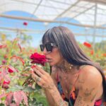 Pepita Instagram – A Serena está diferente né? Kk. Eu acho que todos os momentos você pode ser como a rosa mais linda do jardim, só não pode esquecer que apesar de suas pétalas serem aparentemente frágeis e delicadas você também tem espinhos e é muito mais forte do que pensa. Acredite em você sempre. ❤️❤️❤️✨