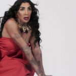 Pepita Instagram – No editorial especial deste sábado, Pepita e Kayque Nogueira em projeto fotográfico “desconstrução”. Um casal de muita representatividade, apresentados sob um novo ângulo. O projeto idealizado pelo fotografo Anderson Macedo tem por objetivo criar conteúdos e imagens de moda e arte através da diversidade e beleza democrática mostrando através de grandes personalidades que “TODOS ESTÃO NA MODA e A ARTE ESTÁ EM TODOS!”
O editorial foi construído em duas partes, onde inicialmente vemos a potência do casal quando estão juntos, com visuais que se complementam e ressaltam a sintonia entre os dois, resultando em uma imagem de poder, beleza e grandeza. Seguindo para a segunda parte em que são apresentados individualmente, onde cada um brilha e se expressa também em sua individualidade. Veja o editorial completo! • Link nos Stories e na Bio 

#RevistaPortfolio
#AmadosdaPortfolio
#EditorialEmDesconstrucao
#Pepita
#KayqueNogueira

FICHA TÉCNICA
Fotografia: @andersonmmacedo_ @demmacedo l Styling: @igorgarrcia @melzaani l Beleza: @erinascimento l Fashion Production: @studioelliaskaleb / @marcamonicaanjos / @synchronoficial / @sejaicona / @eurico_oficial l Estúdio: @birohousebr
