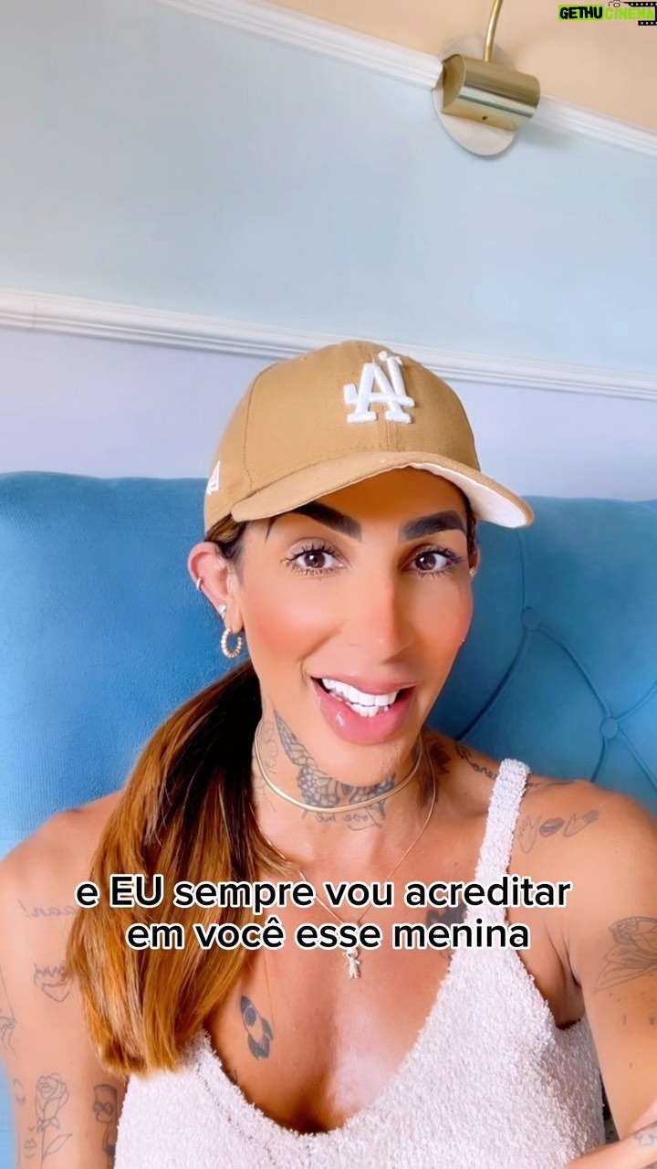 Pepita - 12.1K Likes - Eu como uma boa aquariana tenho muita dificuldade em confiar nas pessoas, mas quando eu confio eu confio de verdade. Apesar das falhas que o ser humano tem, sempre dou um voto de confiança em quem eu realmente acredito, mas tomando muito cuidado pra não me decepcionar, foi a decepção vem depois da confiança!!! Tome muito cuidado em quem você anda confiando por aí, eu acredito em voce! Um beijo e um cheiro, ótima semana.