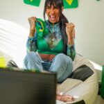 Pepita Instagram – Eu amo o clima de copa, família reunida, aquele churrasco…GOOOOL! É gol do Brasil e das nossas meninas e mulheres, tem coisa mais gostosa de ouvir? É muito importante acompanhar a garra e o talento das nossas jogadoras, sabemos que não é fácil para nenhuma delas estar ali. Vocês sabiam que é a última copa da nossa estrela Marta? E que nesses mais de 20 anos de carreira ela continua lutando pela equidade de gênero? Então bora prestigiar a nossa craque e todo o time da nossa seleção, é só clicar no link dos stories pra assinar @Globoplay  Canais e acompanhar a #CopaDelas pelo @sportv ou pela TV Globo. *publicidade