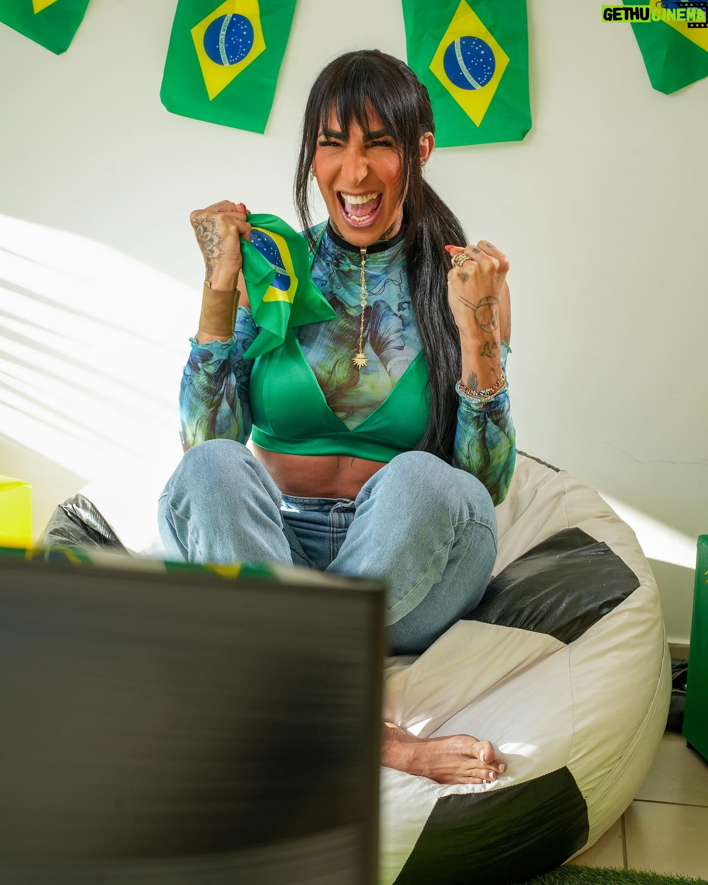 Pepita Instagram - Eu amo o clima de copa, família reunida, aquele churrasco…GOOOOL! É gol do Brasil e das nossas meninas e mulheres, tem coisa mais gostosa de ouvir? É muito importante acompanhar a garra e o talento das nossas jogadoras, sabemos que não é fácil para nenhuma delas estar ali. Vocês sabiam que é a última copa da nossa estrela Marta? E que nesses mais de 20 anos de carreira ela continua lutando pela equidade de gênero? Então bora prestigiar a nossa craque e todo o time da nossa seleção, é só clicar no link dos stories pra assinar @Globoplay Canais e acompanhar a #CopaDelas pelo @sportv ou pela TV Globo. *publicidade