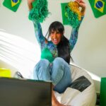 Pepita Instagram – Eu amo o clima de copa, família reunida, aquele churrasco…GOOOOL! É gol do Brasil e das nossas meninas e mulheres, tem coisa mais gostosa de ouvir? É muito importante acompanhar a garra e o talento das nossas jogadoras, sabemos que não é fácil para nenhuma delas estar ali. Vocês sabiam que é a última copa da nossa estrela Marta? E que nesses mais de 20 anos de carreira ela continua lutando pela equidade de gênero? Então bora prestigiar a nossa craque e todo o time da nossa seleção, é só clicar no link dos stories pra assinar @Globoplay  Canais e acompanhar a #CopaDelas pelo @sportv ou pela TV Globo. *publicidade