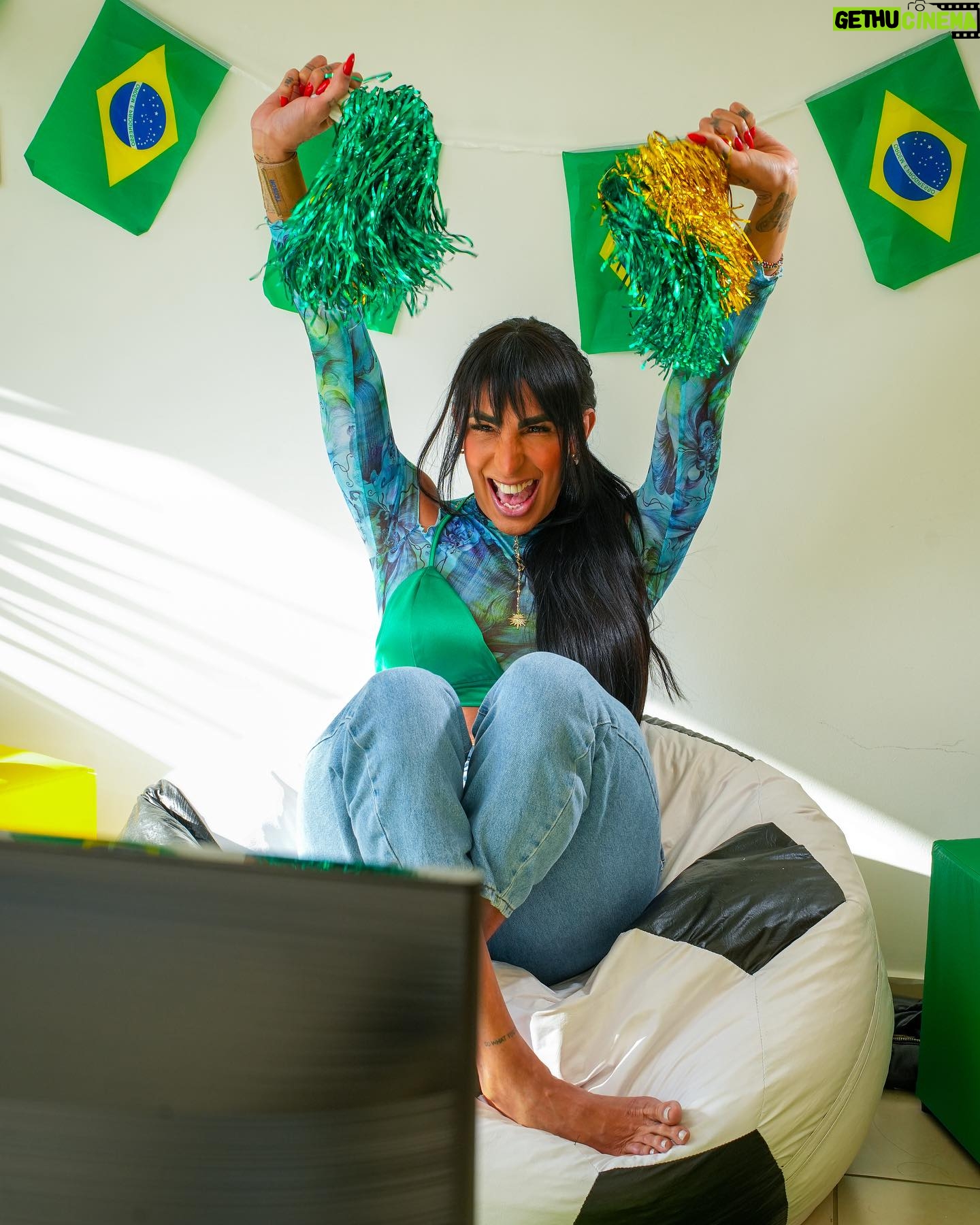 Pepita Instagram - Eu amo o clima de copa, família reunida, aquele churrasco…GOOOOL! É gol do Brasil e das nossas meninas e mulheres, tem coisa mais gostosa de ouvir? É muito importante acompanhar a garra e o talento das nossas jogadoras, sabemos que não é fácil para nenhuma delas estar ali. Vocês sabiam que é a última copa da nossa estrela Marta? E que nesses mais de 20 anos de carreira ela continua lutando pela equidade de gênero? Então bora prestigiar a nossa craque e todo o time da nossa seleção, é só clicar no link dos stories pra assinar @Globoplay Canais e acompanhar a #CopaDelas pelo @sportv ou pela TV Globo. *publicidade
