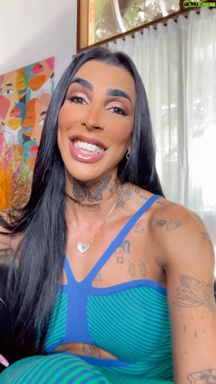 Pepita - 3 Likes - Coragem, essa palavra que me define e que é a base da minha existência! Todos os dias, acordo mais corajosa para ser quem eu sou: mãe, filha, esposa e travesti com muito orgulho. Eu acredito em você e desejo que você tenha todos os dias coragem de lutar pelo que você acredita e pelo que você ama, independentemente do que os outros vão falar! Um beijo e um cheiro! ❤️