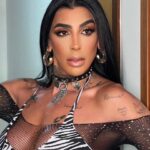 Pepita Instagram – Hoje eu quero celebrar: celebrar a minha vida, a minha família e a luta de milhares de pessoas negras que vieram antes de mim. Ser negra e ser travesti muitas vezes vem como uma sentença de sofrimento no mundo racista e preconceituoso que vivemos. Eu estou aqui como diversas outras lutando para ser feliz e bem viver. Com muita luta e amor, eu construí minha família, uma família negra. Hoje, contrariando as estatísticas, eu tenho mais de 40 anos e posso viver do que mais amo: minha arte. Sou artista, travesti e negra, sou uma exceção. Assim, reafirmo: não construí minha história sozinha, sou fruto do meu trabalho, da minha luta mas também da luta de Lacraia, Marsha P, Xica Manicongo e diversas outras mulheres, travestis e negras. Nesse dia 20 de novembro, espero que possamos não apenas refletir mas também agir para que uma vida digna, com afeto e amor seja regra!