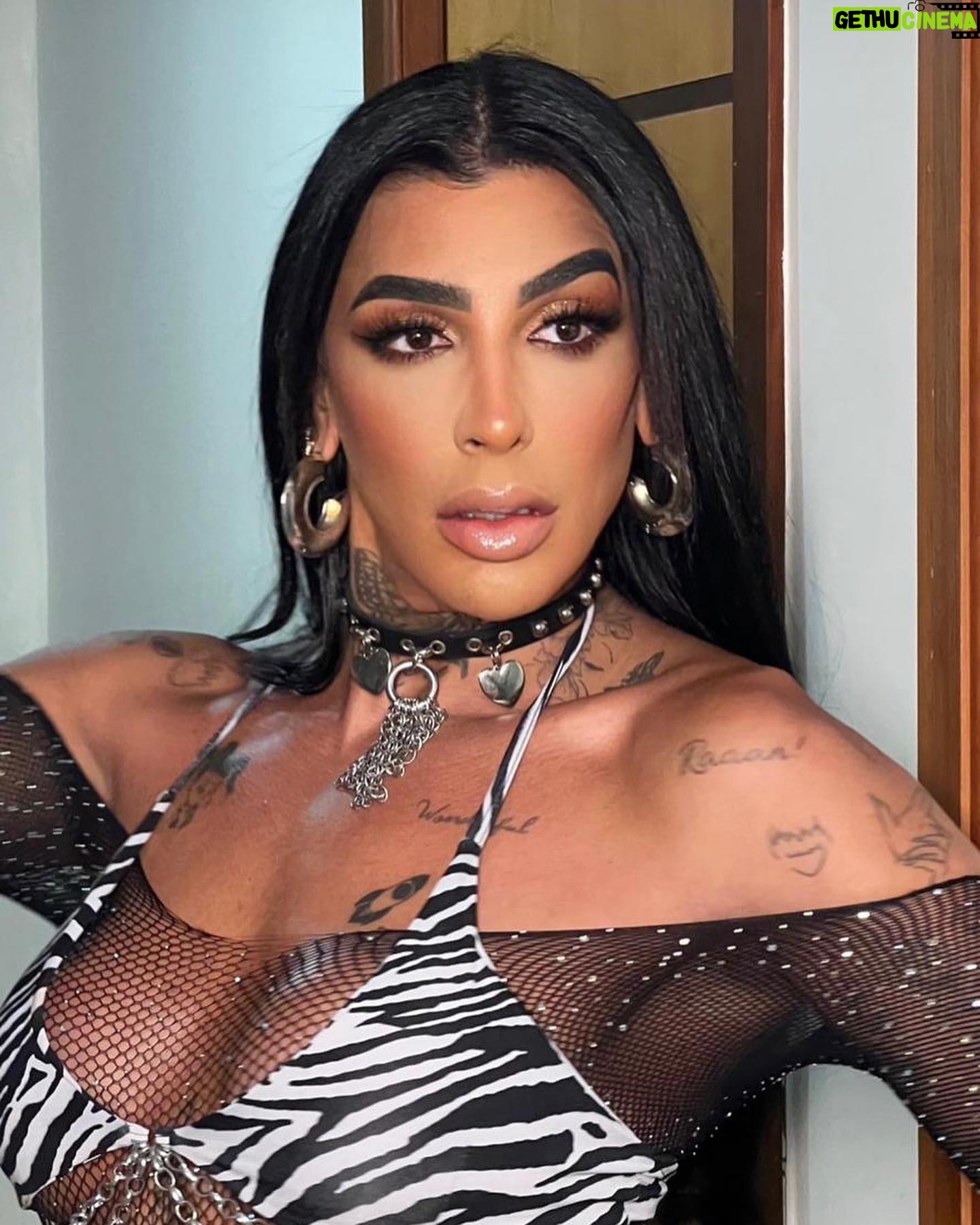 Pepita Instagram - Hoje eu quero celebrar: celebrar a minha vida, a minha família e a luta de milhares de pessoas negras que vieram antes de mim. Ser negra e ser travesti muitas vezes vem como uma sentença de sofrimento no mundo racista e preconceituoso que vivemos. Eu estou aqui como diversas outras lutando para ser feliz e bem viver. Com muita luta e amor, eu construí minha família, uma família negra. Hoje, contrariando as estatísticas, eu tenho mais de 40 anos e posso viver do que mais amo: minha arte. Sou artista, travesti e negra, sou uma exceção. Assim, reafirmo: não construí minha história sozinha, sou fruto do meu trabalho, da minha luta mas também da luta de Lacraia, Marsha P, Xica Manicongo e diversas outras mulheres, travestis e negras. Nesse dia 20 de novembro, espero que possamos não apenas refletir mas também agir para que uma vida digna, com afeto e amor seja regra!