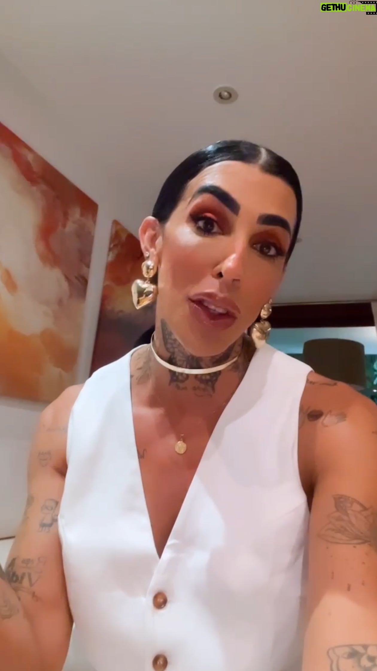 Pepita - 3 Likes - Que a semana que se inicia seja de renovação, que a gente se priorize, se ame e entenda que a nossa vida somos nós que dirigimos! Boa semana, família!! ❤️