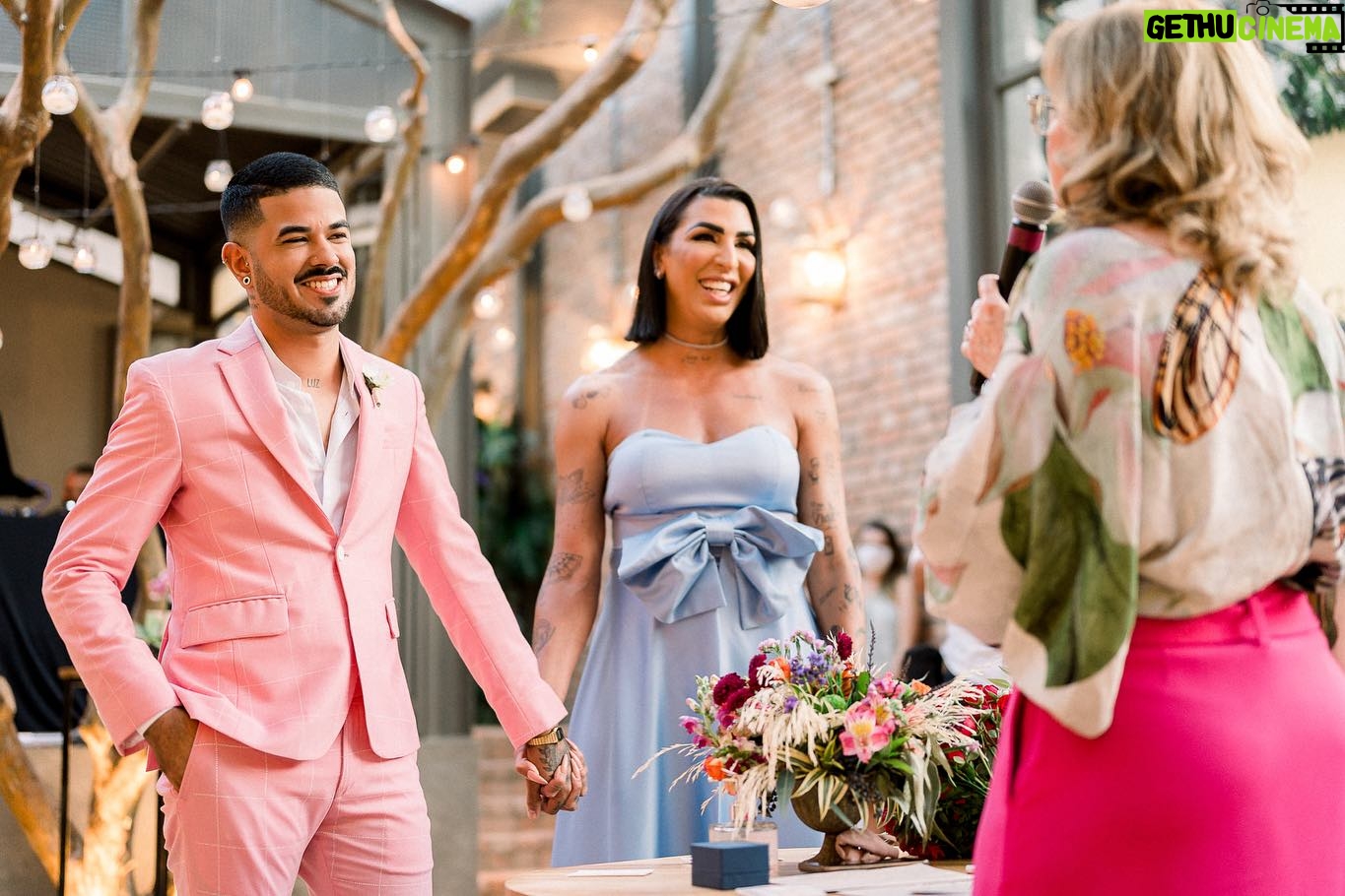 Pepita Instagram - Hoje completamos 03 anos de casados no papel! 03 anos que juntos remamos contra a maré do preconceito e mostramos que SIM, È POSSÍVEL AMAR SEM TEMER. Quem diria que aquele beijo no banheiro de uma balada iria resultar em uma família linda como a nossa… Sim, uma FAMÍLIA assim como qualquer outra, com erros e acertos, com lágrimas e choros e com muito amor e cumplicidade. Hoje já não somos só nós 2, somos 3 e eu me orgulho muito da nossa história até aqui e ela só está começando! E pra você que é parte da comunidade LGBTQIAPN eu só tenho um recado: SEJA SEMPRE RESISTÊNCIA, querem nos parar mas não vão!!! NINGUÉM VAI PODER QUERER NOS DIZER COMO AMAR ❤️❤️❤️❤️