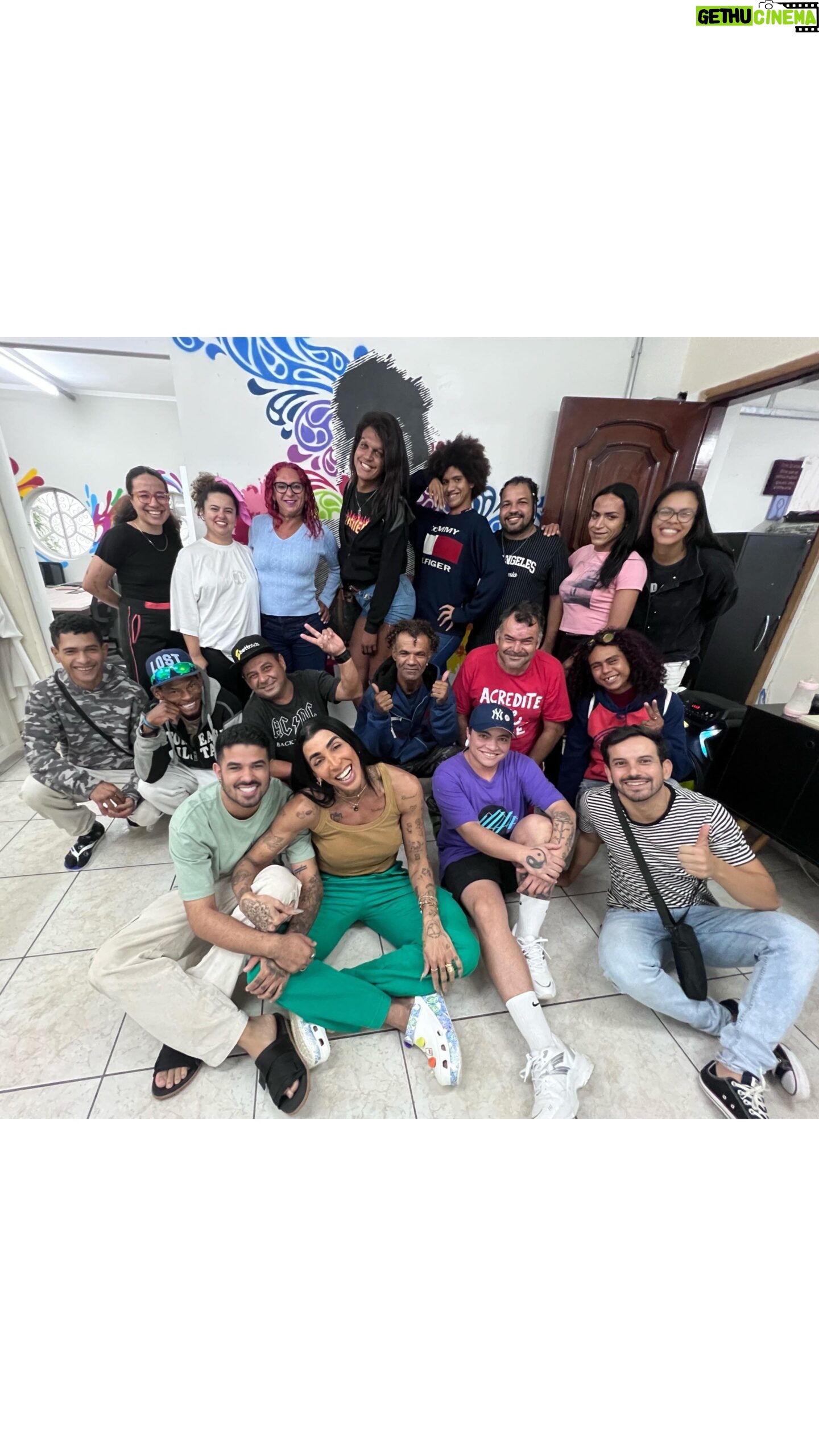 Pepita Instagram - Hoje estive na @casaneoncunha e pude escutar histórias de diversas pessoas trans e travestis. Essas pessoas precisam ter a oportunidade de sair das ruas e viver de forma digna! A população LGBTQIAPN não existe só no Mês do Orgulho. Existimos todos os dias! Por isso, peço que vocês me seguem tirem um tempo para conhecer o trabalho da Casa Neon e doem o que puderem, sejam roupas que não usam mais, itens de higiene ou mesmo algum valor em dinheiro. Sejamos resistência e lutemos pela nossa comunidade! Pix: pix@casaneoncunha.org