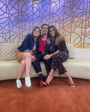 Pepita Instagram - Hoje foi dia de ENCONTRO com @manoelsoares, @patriciapoeta, @johnnyhooker, @michelleloretoap e você! Que encontro delicioso e cheio de aprendizados. Nesse dia tão importante: dia internacional do orgulho lgbtqiap  nossa luta é para que o respeito e as oportunidades sejam parte da nossa rotina 🏳️‍🌈🏳️‍⚧️ @tvglobo