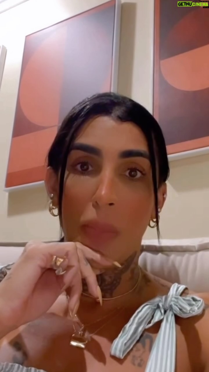 Pepita - 14.8K Likes - O conselho da dinda de hoje é: antes de começar a desabafar, saiba se realmente a outra pessoa está disposta a ouvir! Às vezes ela não está num dia bom, e outras vezes ela simplesmente não se importa. Escolha bem com quem e quando você vai se abrir! Um beijo e um cheiro! ❤️