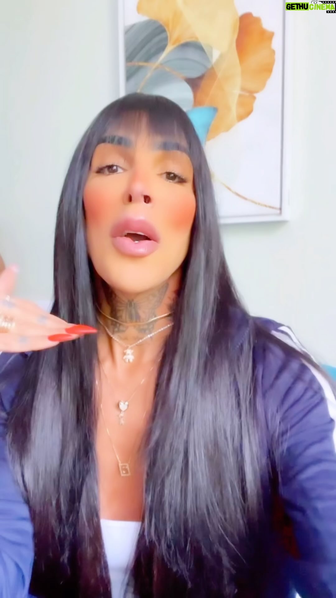 Pepita - 12.2K Likes - Você se preocupa demais, você se dedica demais, você se doa demais para pessoas que não estão nem aí para você. Para de se desgastar, aproveite esse tempo olhando mais pra você… só você é capaz de mudar essa história e eu acredito em você! Um beijo e um cheiro ❤️