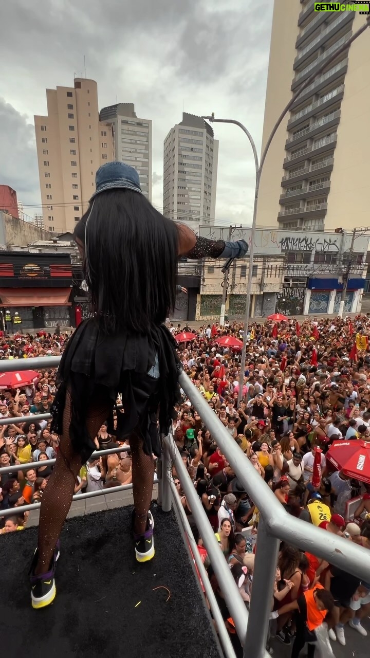 Pepita Instagram - Hoje é comemorado o Dia do Fã, e eu me sinto muito grata por poder dizer que tenho um público tão fiel, que vibra com minhas conquistas, canta minhas músicas, acompanha minha evolução e acredita em mim. Obrigada por tudo, eu sou fã de vocês! ❤️