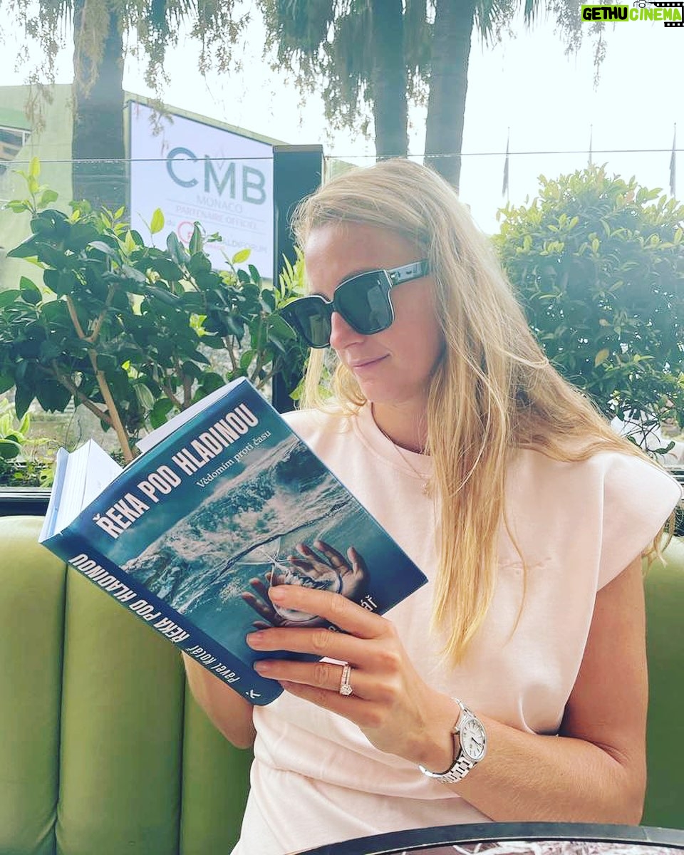Petra Kvitová Instagram - Moc gratuluji panu Kolarovi k vydani uplne prvniho romanu! A dekuji za ni 😊 jsem zvedava kam me tento pribeh zavede!