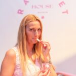 Petra Kvitová Instagram – Celebrating @haagendazsczech with the new French macaron ice cream at their amazing Racquet House party 🎉 

Chocolate Ganache or Strawberry Raspberry? Swipe to see which one is my fave 

#Partner #SummerOfAmour #HaagenDazs #HaagenDazsMoment #DokonaláZmrzlina #DontHoldBack