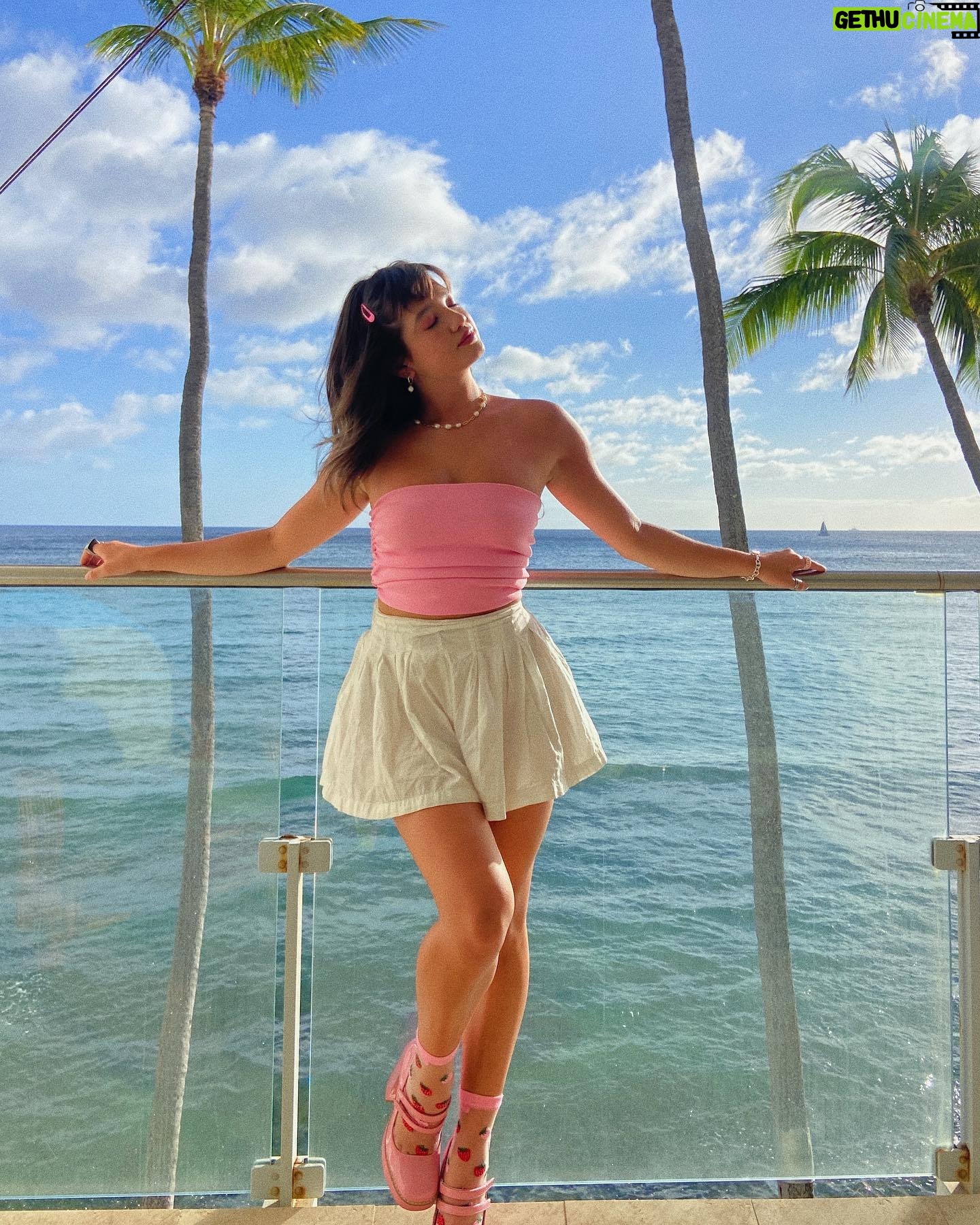 Peyton Elizabeth Lee Instagram - Postcard from HI