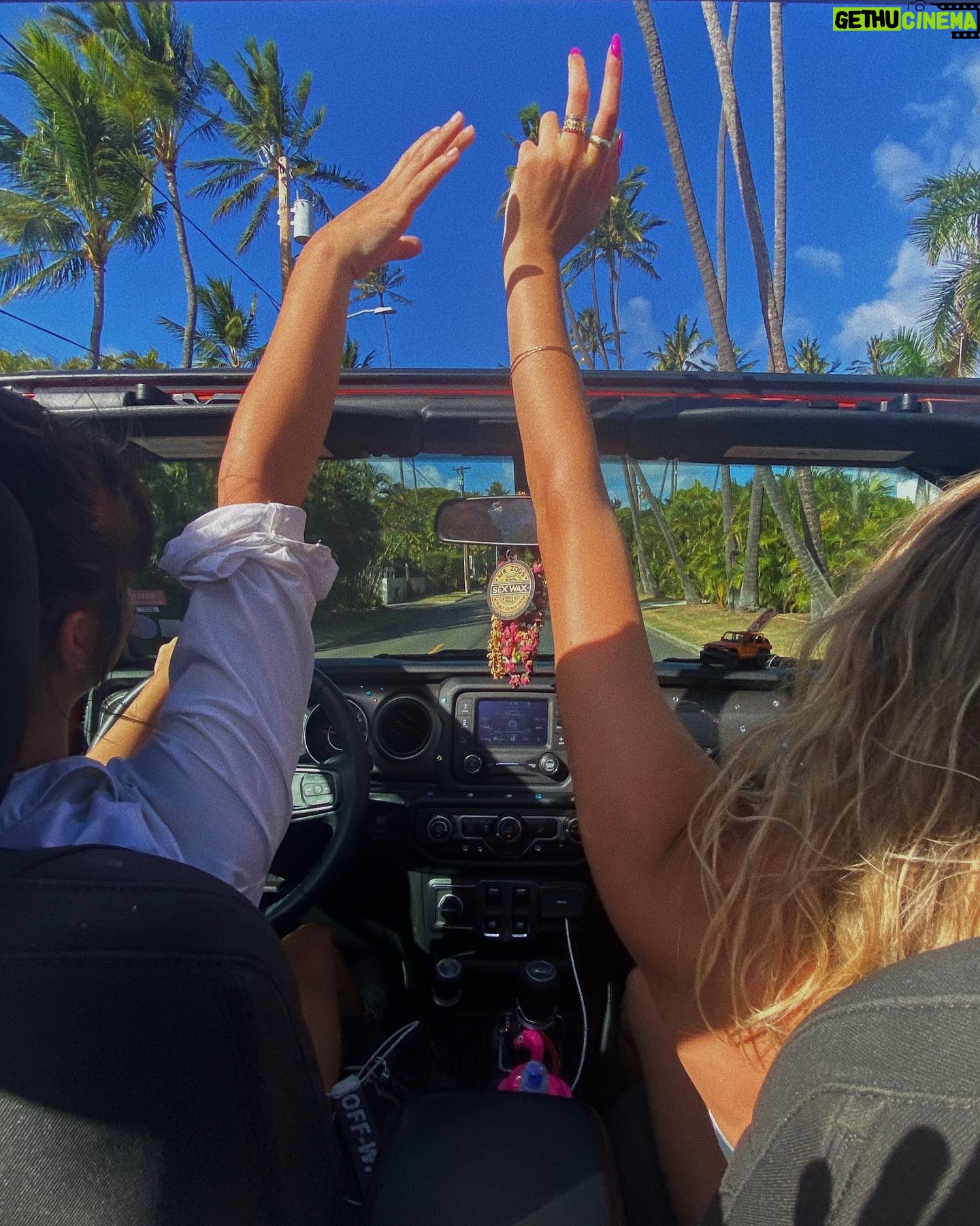 Peyton Elizabeth Lee Instagram - Postcard from HI