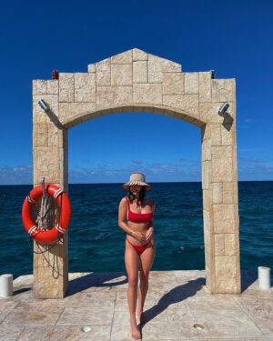 Peyton Elizabeth Lee Instagram - Me n my floppy hat