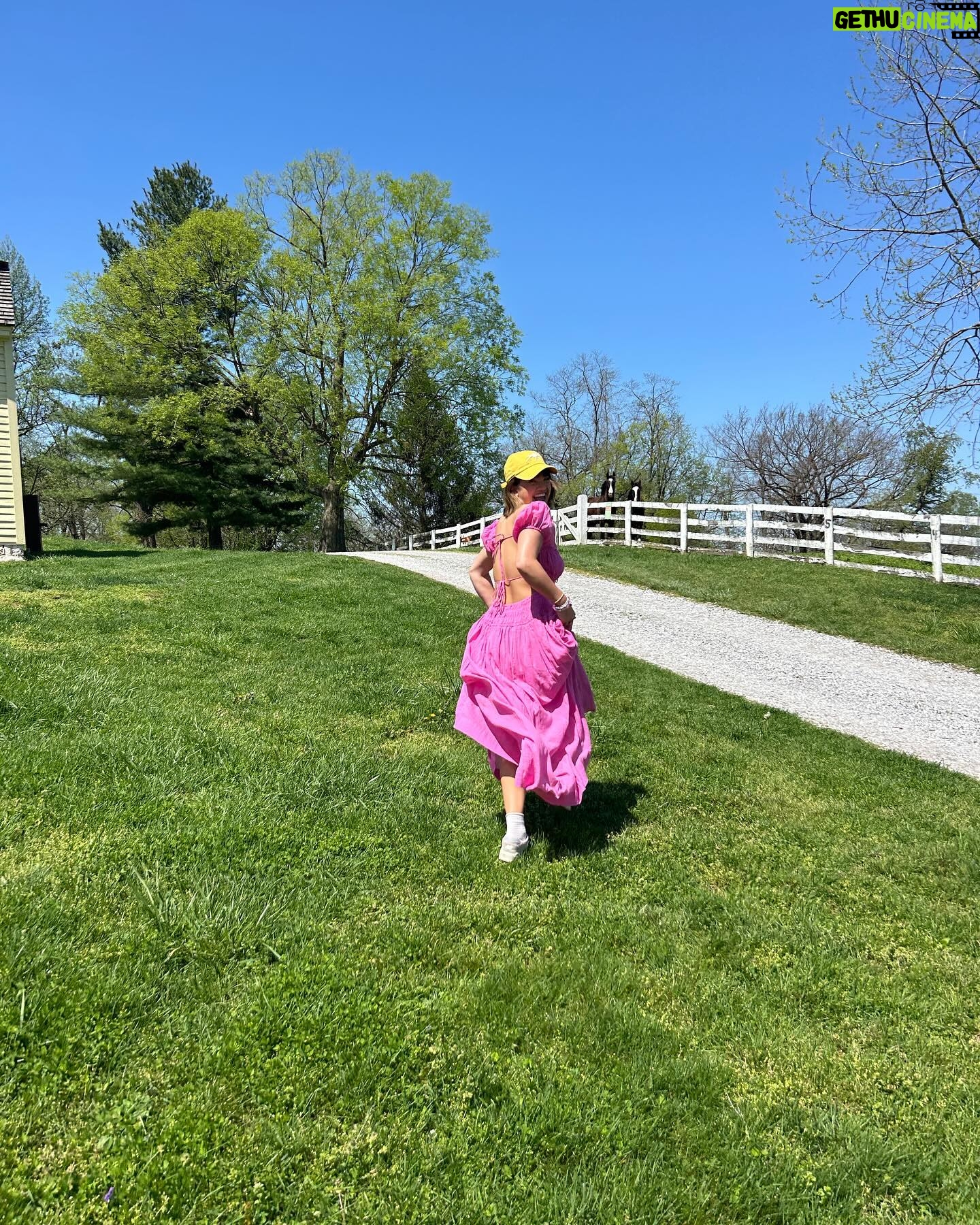 Peyton Elizabeth Lee Instagram - Happy little farm, happy little life