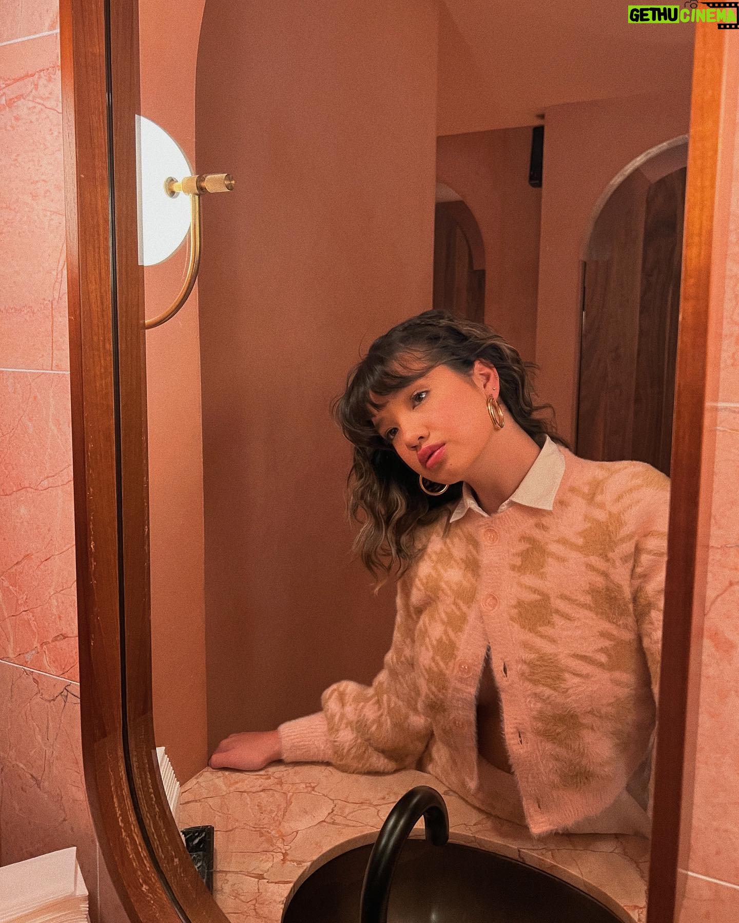 Peyton Elizabeth Lee Instagram - Scenes from a pink bathroom