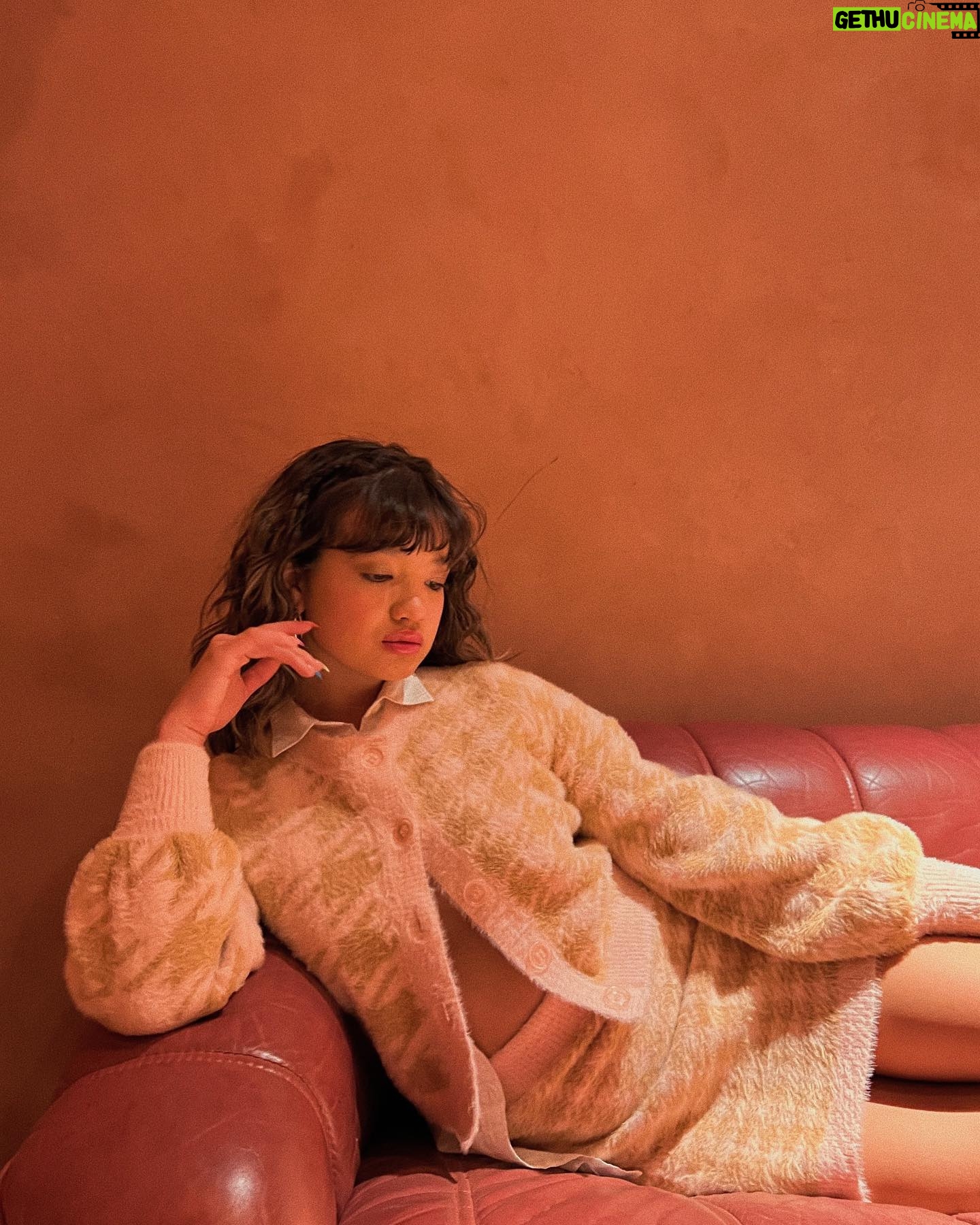 Peyton Elizabeth Lee Instagram - Scenes from a pink bathroom