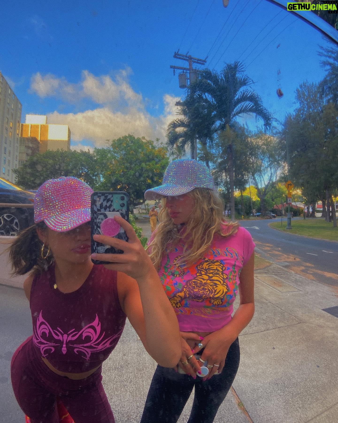 Peyton Elizabeth Lee Instagram - Postcard from HI