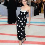 Phillipa Soo Instagram - Oh what a night to remember. Thank you @voguemagazine I am so grateful to have been included at this year’s #metgala in celebration of #karllagerfeld and his prolific body of work. Thank you @richardquinn for this stunning design, Vogue and @cristinaehrlich for styling and completing this *chef’s kiss* look. H/MU @seijinyc @miajonesmua @richardquinn @leightonjewels @rogervivier