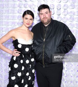 Phillipa Soo Instagram - Oh what a night to remember.
Thank you @voguemagazine I am so grateful to have been included at this year’s #metgala in celebration of #karllagerfeld and his prolific body of work. 

Thank you @richardquinn for this stunning design, Vogue and @cristinaehrlich for styling and completing this *chef’s kiss* look. 

H/MU @seijinyc @miajonesmua 

@richardquinn 
@leightonjewels @rogervivier