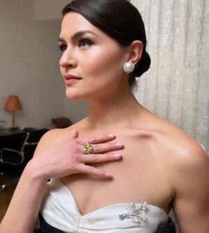 Phillipa Soo Instagram - Oh what a night to remember.
Thank you @voguemagazine I am so grateful to have been included at this year’s #metgala in celebration of #karllagerfeld and his prolific body of work. 

Thank you @richardquinn for this stunning design, Vogue and @cristinaehrlich for styling and completing this *chef’s kiss* look. 

H/MU @seijinyc @miajonesmua 

@richardquinn 
@leightonjewels @rogervivier