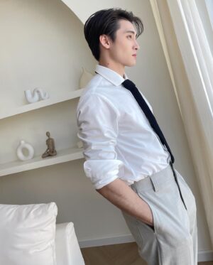 Phiravich Attachitsataporn Instagram - หันมองแบบสุดตา