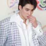Phiravich Attachitsataporn Instagram - รีแคป #54ปี3miracles เตรียมของมาเยอะมากก่อนโชว์ครึ่งชม พึ่งรู้ตัวว่าลืมสตั๊ด เลยให้ @zaanookk @na2dotnet ซื้อใหม่ให้ทันเวลาพอดีเป้ะ กลัวโดนรองเท้าใหม่กัดมากกก ช่างคู่กาย @kratengmwah ดีลไว้ล่วงหน้านานมาก แต่ติดไปต่างประเทศก็ยอมก็ได้ เลยได้ @baseballlaxtar มาสมทบ ชี @pugkyy รังสรรค์หน้าผมระดับเตะบอลให้ตายก็ยังแน่นได้ ซ้อมกับ @taechayapat อย่างเข้าขา เตะจริงด้วยกัน0นาที แต่สรุปได้คนละล฿กตามดีล ท่อนสุดท้ายของโชว์ร้องคู่พี่ @pierinrada ร้องว่า “ยังโสดอยู่ใช่ไหม” พี่ @james_jamesma เดินขึ้นมาบนเวทีเป็นbackground เลยชี้ไปที่พี่เจมส์แทน ขอบคุณฟค.มากๆ กลัวมากว่าจะเต็มไหม เลยจะให้พ่อกับญาติๆไปนั่งสแตนด้วย สรุปไม่มีที่ ขอบคุณทุกๆคนมากๆเลยยยย ก่อนลงครึ่งหลัง @kikdanai_rider7 บอกขอ1ลูก ได้ตามสั่ง ขอบคุณ @pon_nawasch ส่งมาจังหวะเหมือนที่คุยกันตอนซ้อม จุดโทษไม่พูดถึง @boy_pakorn ปีหน้าขอแก้ตัวนะ ท้ายสุดๆ @annethong ก่อนลงบอกผมอัดฉีดลูกละ50,000 ไม่ลืมนะครับ