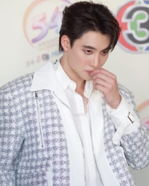 Phiravich Attachitsataporn Instagram - รีแคป #54ปี3miracles 

เตรียมของมาเยอะมากก่อนโชว์ครึ่งชม พึ่งรู้ตัวว่าลืมสตั๊ด
เลยให้ @zaanookk @na2dotnet ซื้อใหม่ให้ทันเวลาพอดีเป้ะ
กลัวโดนรองเท้าใหม่กัดมากกก

ช่างคู่กาย @kratengmwah ดีลไว้ล่วงหน้านานมาก แต่ติดไปต่างประเทศก็ยอมก็ได้ เลยได้ @baseballlaxtar มาสมทบ
ชี @pugkyy รังสรรค์หน้าผมระดับเตะบอลให้ตายก็ยังแน่นได้ 

ซ้อมกับ @taechayapat อย่างเข้าขา เตะจริงด้วยกัน0นาที
แต่สรุปได้คนละล฿กตามดีล

ท่อนสุดท้ายของโชว์ร้องคู่พี่ @pierinrada ร้องว่า
 “ยังโสดอยู่ใช่ไหม” พี่ @james_jamesma เดินขึ้นมาบนเวทีเป็นbackground เลยชี้ไปที่พี่เจมส์แทน 

ขอบคุณฟค.มากๆ กลัวมากว่าจะเต็มไหม เลยจะให้พ่อกับญาติๆไปนั่งสแตนด้วย สรุปไม่มีที่ ขอบคุณทุกๆคนมากๆเลยยยย 

ก่อนลงครึ่งหลัง @kikdanai_rider7 บอกขอ1ลูก ได้ตามสั่ง
ขอบคุณ @pon_nawasch ส่งมาจังหวะเหมือนที่คุยกันตอนซ้อม

จุดโทษไม่พูดถึง @boy_pakorn ปีหน้าขอแก้ตัวนะ

ท้ายสุดๆ @annethong ก่อนลงบอกผมอัดฉีดลูกละ50,000
ไม่ลืมนะครับ