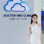 Pichana Yoosuk Instagram - เห็นหมอบนป้ายบิลบอร์ดมานาน และมีแต่เพื่อนๆแนะนำเลยอดใจไม่ไหวค่ะ 🥹🩷 มาจัดเต็มฟิลเลอร์ใต้ตา Everfirm Lift แล้วก็ PicoSure ที่ Doctor Mek Clinic ซะเลย! ปลื้มสุดๆ หมีแพนด้าหายวับ หน้าใส แถมผิวยังกระชับด้วย ถ่ายรูปกล้องสดก็รอดละทีนี้ 📸 🥹 ขอบคุณคุณหมอมากๆนะค้า จ่ายเองรีวิวเองไปเลอออ เพราะบริการดีและเห็นผลจริงงับ🤍😊 @doctormekclinic #doctormekclinic #HomeOfFiller #ฟิลเลอร์ #ฟิลเลอร์ใต้ตา #EverfirmLift #PicoSure #RewardingYourLifeAtDoctorMEKClinic