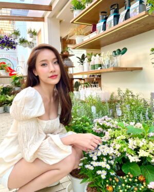 Pichana Yoosuk Instagram - Flower girl🌷🌹🌼🌸🌿
#cafehoppingbkk #cafe #cafebkk #bkkcafe