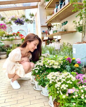 Pichana Yoosuk Instagram - Flower girl🌷🌹🌼🌸🌿
#cafehoppingbkk #cafe #cafebkk #bkkcafe