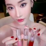 Pichana Yoosuk Instagram - ติดทนทั้งวันทั้งคืนไม่ต้องกลัวหลุดเบย 🎄 มุกใช้ 3 สี ไล่โทนกันนะคะ สีเบอร์ #2 ,5 ,6 💃🏻❤️😍 @uzicosmetic @kwanusa9 #uzilipmatte