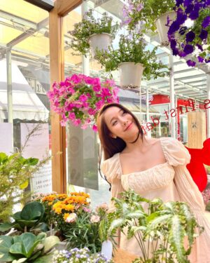 Pichana Yoosuk Instagram - Flower girl🌷🌹🌼🌸🌿
#cafehoppingbkk #cafe #cafebkk #bkkcafe