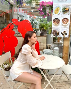 Pichana Yoosuk Instagram - Flower girl🌷🌹🌼🌸🌿
#cafehoppingbkk #cafe #cafebkk #bkkcafe