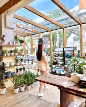 Pichana Yoosuk Instagram - Flower girl🌷🌹🌼🌸🌿
#cafehoppingbkk #cafe #cafebkk #bkkcafe