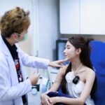 Pichana Yoosuk Instagram - เห็นหมอบนป้ายบิลบอร์ดมานาน และมีแต่เพื่อนๆแนะนำเลยอดใจไม่ไหวค่ะ 🥹🩷 มาจัดเต็มฟิลเลอร์ใต้ตา Everfirm Lift แล้วก็ PicoSure ที่ Doctor Mek Clinic ซะเลย! ปลื้มสุดๆ หมีแพนด้าหายวับ หน้าใส แถมผิวยังกระชับด้วย ถ่ายรูปกล้องสดก็รอดละทีนี้ 📸 🥹 ขอบคุณคุณหมอมากๆนะค้า จ่ายเองรีวิวเองไปเลอออ เพราะบริการดีและเห็นผลจริงงับ🤍😊 @doctormekclinic #doctormekclinic #HomeOfFiller #ฟิลเลอร์ #ฟิลเลอร์ใต้ตา #EverfirmLift #PicoSure #RewardingYourLifeAtDoctorMEKClinic