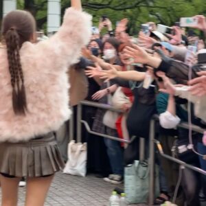 Pichsinee Veerasuthima Instagram - This is BOWKYLION タイ出身のシンガーソングライター ₊˚ ✦  1st time performing in Tokyo! 🇯🇵 อบอุ่นหัวใจและเปี่ยมไปด้วยพลังมากๆค่ะ ดีใจที่ได้เจอกับทุกคนนะคะ • 日本が大好きです! 🫶🏽✨🇹🇭 ** ปล. พูดไม่รู้เรื่องสักภาษาเลยค่ะ 😆🤣

My clothes was made from recycled waste. It’s Yakult’s Bottle cap! from Thai Designer @pipatchara @pipa_________ 🍑