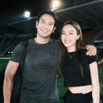 Pichukkana Wongsarattanasin Instagram - อยู่สีเดียวกับกัปตันค้าบบบ @great_rider10 🍑🩷 สีพีชสู้ๆ สู้ๆนะทุกคนนนนน อย่าลืมพกกันแดดมาด้วย ☀️🤟🏻✌🏻 เจอกันค่า #ครบรอบ54ปีช่อง3 #54ปี3miracles