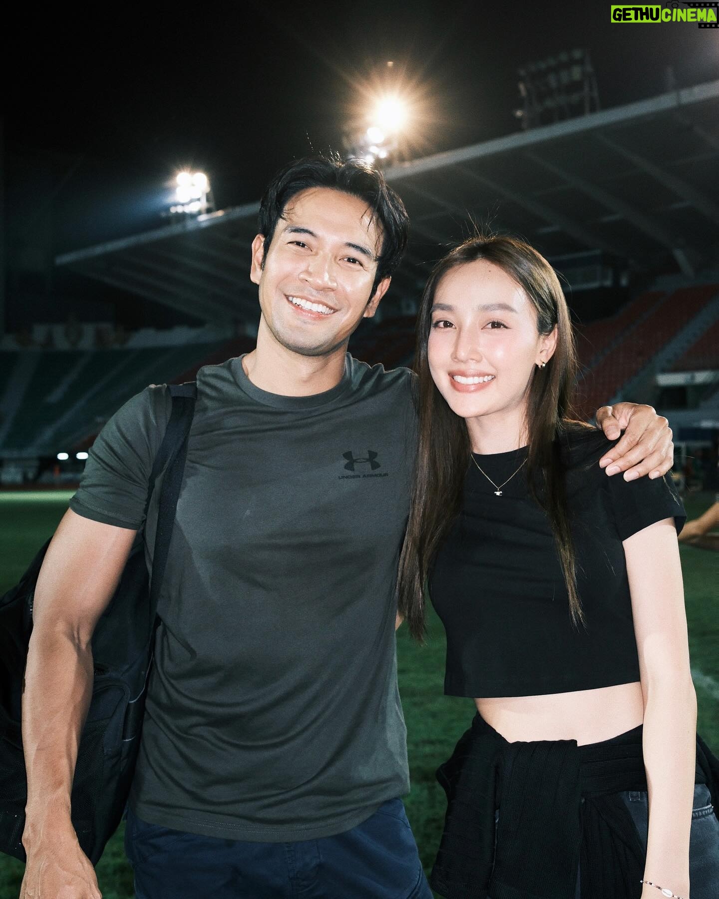 Pichukkana Wongsarattanasin Instagram - อยู่สีเดียวกับกัปตันค้าบบบ @great_rider10 🍑🩷 สีพีชสู้ๆ สู้ๆนะทุกคนนนนน อย่าลืมพกกันแดดมาด้วย ☀️🤟🏻✌🏻 เจอกันค่า #ครบรอบ54ปีช่อง3 #54ปี3miracles