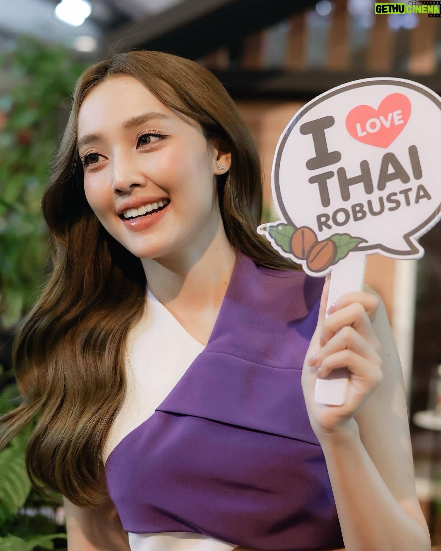 Pichukkana Wongsarattanasin Instagram - 💜🥰☕️ ดีใจที่ได้เจอทุกคนน้าาาาา งานเมื่อวานสนุกมากเลย ~ ฝาก เบอร์ดี้3in1ริชเบลนด์ ด้วยนะคะ 💜💜 #เบอร์ดี้xไทยโรบัสต้ารสชาติเพื่อคนไทย #OURPRIDEOURTHAIROBUSTA