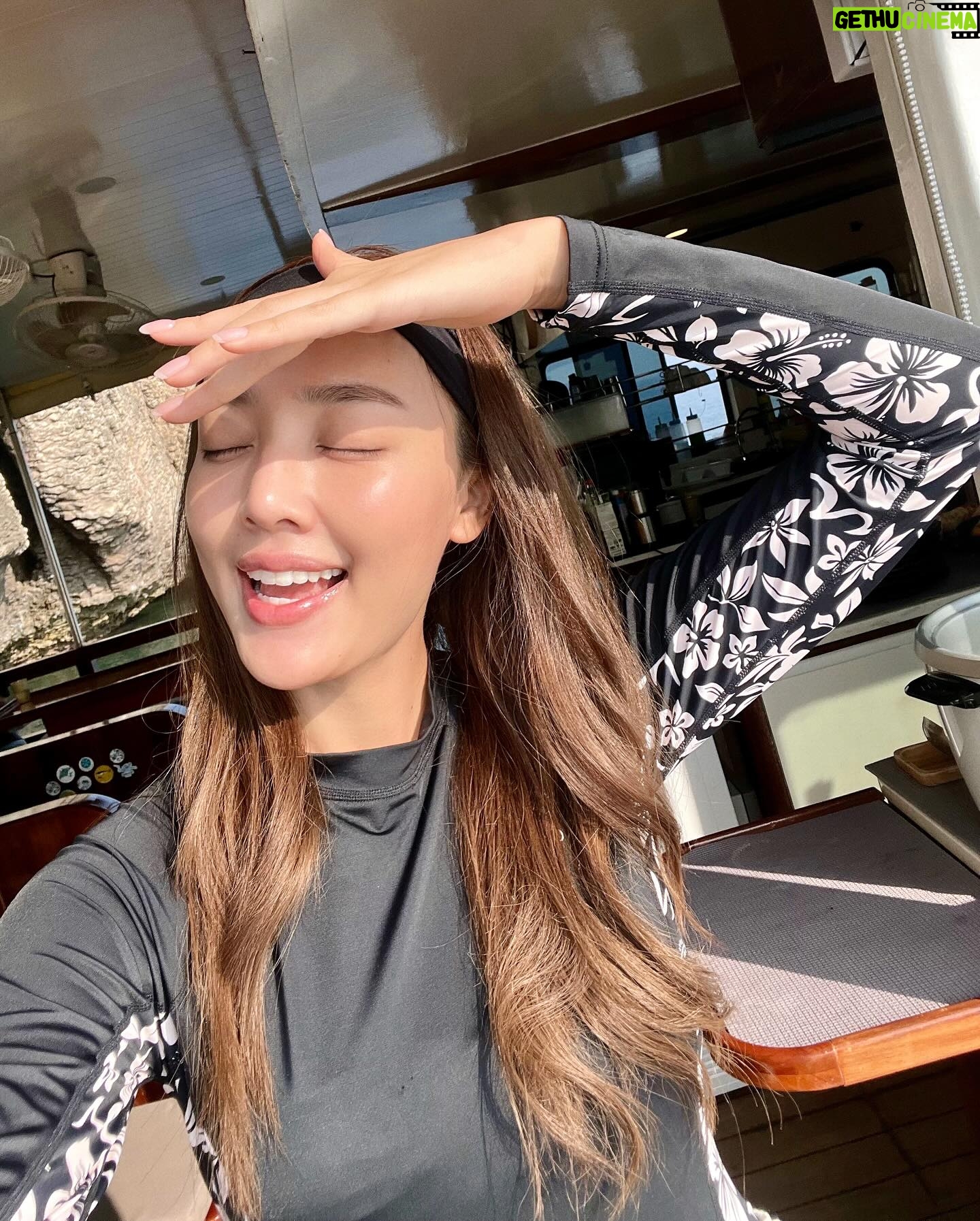 Pichukkana Wongsarattanasin Instagram - 🩵⛴️💦 ไม่เจอตัวใหญ่ แต่เจอน้องปลาตัวโปรด ก็ชื่นใจแล้ว~ หาอยู่นานเลยย ต้าว #Yellowboxfish 💛🐡🥰